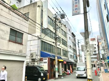 セブンイレブンの前から右を見ると、このビルが見えます。１階にトンカツ屋さんがあります。 - おおきにスタジオ 稽古・ダンス・歌・楽器演奏多目的利用可能スペースの外観の写真