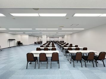 【通常レイアウトで101名着席可能】 -  【閉店】TIME SHARING 堺東 貸し会議室の室内の写真