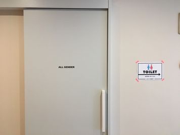 studioを出てすぐにトイレもあります。
多目的・男性・女性用に分かれております！ - BOIL studio 防音仕様のスタジオ／壁一面鏡／高い天井／Wi-Fi／換気設備の設備の写真