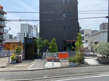 施設外観です。
「オレンジ色」と「BOIL」の看板が目印です！ - BOIL studio 防音仕様のスタジオ／壁一面鏡／高い天井／Wi-Fi／換気設備の外観の写真