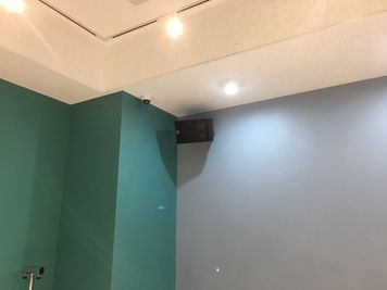 高音質なJBLスピーカーを二か所備え付けてます！ - BOIL studio 防音仕様のスタジオ／壁一面鏡／高い天井／Wi-Fi／換気設備の設備の写真