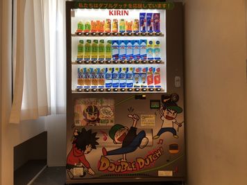 studioの入り口に自動販売機設置しております。こまめに水分補給しましょう！ - BOIL studio 防音仕様のスタジオ／壁一面鏡／高い天井／Wi-Fi／換気設備の設備の写真