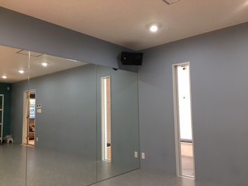 高音質なJBLスピーカーを二か所備え付けてます！ - BOIL studio 防音仕様のスタジオ／壁一面鏡／高い天井／Wi-Fi／換気設備の設備の写真