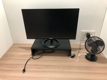 【全てのブースに卓上扇風機を設置しました】 - 【閉店】TIME SHARING 渋谷東口 共栄ビル 【閉店】テレワークブースEの設備の写真