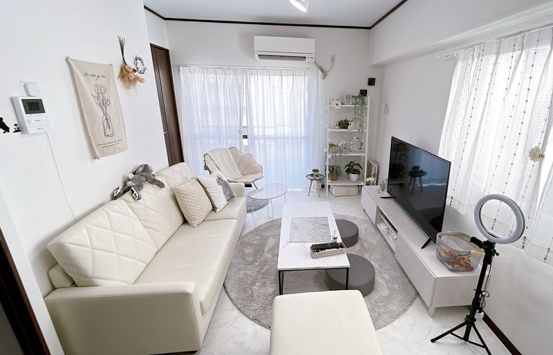 白や淡い色合いが基調の韓国風のお部屋！！ベランダと窓からの自然光で明るい空間です♪ - モン•カシェット船橋 キッチン付きレンタルスペースの室内の写真