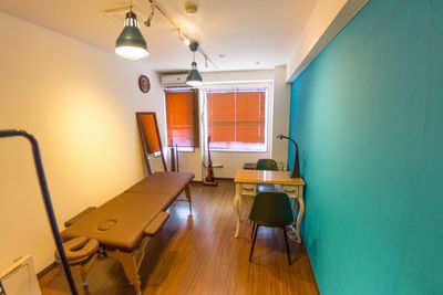 ブラインドを掛けることで昼間でも空間を暗く演出することが可能です。外付けのカーテンを使用すれば、更に遮光ができます。 - レンタルサロン&ヒーリング・クロエ横浜駅前の室内の写真