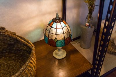 ステンドグラスのミニスタンドライトを新調しました。 - レンタルサロン&ヒーリング・クロエ横浜駅前の設備の写真