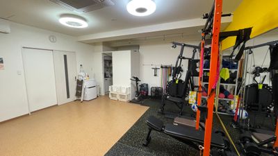 手前側スペース - ふらっとRe: チューブトレーニング専門パーソナルジムの室内の写真