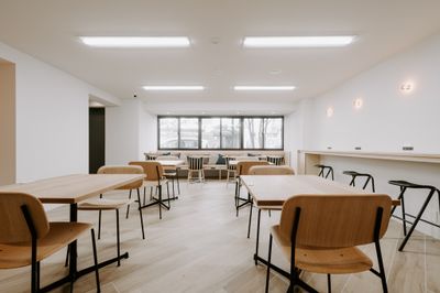 【12席の中から、当日お好きなお席を選んでお使いいただけます】 - 【閉店】TIME SHARING WORK 綱島 オープン席の室内の写真