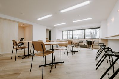 【テーブル席×４席│テーブルが大きめなので資料を広げたいときにオススメです♪】 - 【閉店】TIME SHARING WORK 綱島 オープン席の室内の写真