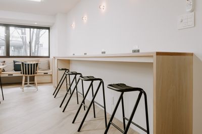 【カウンター席×４席│1席ずつ専用コンセントがあるので、PC作業にピッタリ♪】 - 【閉店】TIME SHARING WORK 綱島 オープン席の室内の写真