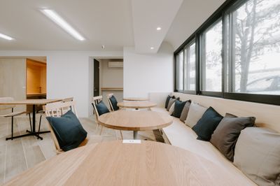【ソファ席×４席│窓際なので日中は自然光を感じながらゆったり出来ます♪】 - 【閉店】TIME SHARING WORK 綱島 オープン席の室内の写真
