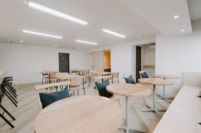 【空いていれば利用時間中の席移動も可能！（集中ブースはご利用不可）】 - 【閉店】TIME SHARING WORK 綱島 オープン席の室内の写真
