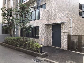 【建物沿い右手に進むと入口がございます】 - TIME SHARING WORK 綱島 オープン席の外観の写真