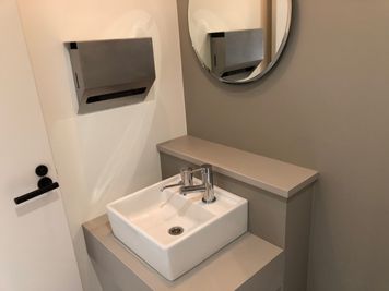 【トイレの流し台もナチュラルで可愛いです♪】 - 【閉店】TIME SHARING WORK 綱島 オープン席の設備の写真