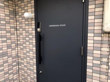 【「COWORKING SPACE」という文字が目印です。ドアノブの上に電子錠がございます。】 - 【閉店】TIME SHARING WORK 綱島 オープン席の外観の写真