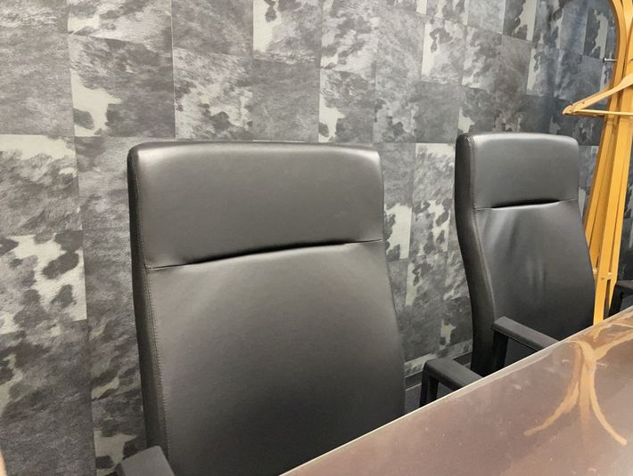 お洒落で落ち着いたミーティングルーム - GRANDESK MEETING