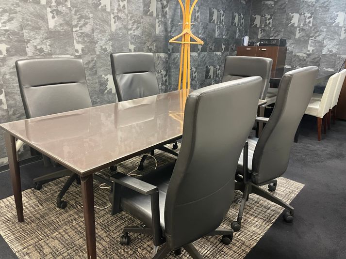 机と椅子１ - GRANDESK MEETING お洒落で落ち着いたミーティングルームの室内の写真
