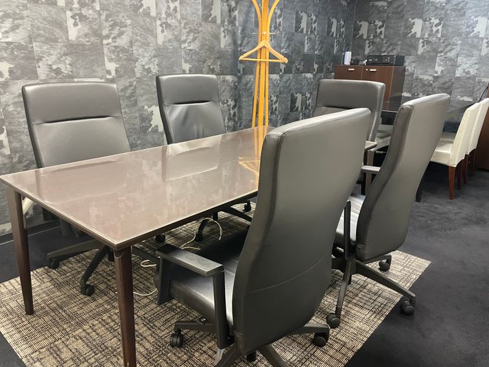 お洒落で落ち着いたミーティングルーム - GRANDESK MEETING
