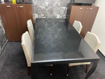 机と椅子８ - GRANDESK MEETING お洒落で落ち着いたミーティングルームの室内の写真