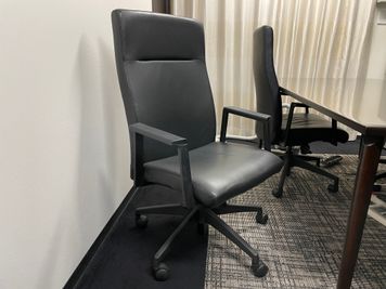 リクライニングもできる肘掛付きエグゼクティブチェア - GRANDESK MEETING お洒落で落ち着いたミーティングルームの設備の写真