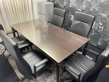 机と椅子３ - GRANDESK MEETING お洒落で落ち着いたミーティングルームの室内の写真
