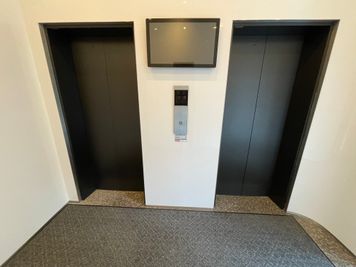 １階エレベーターホール - GRANDESK MEETING お洒落で落ち着いたミーティングルームの外観の写真