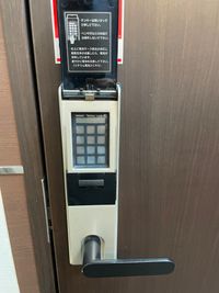 テンキー錠 - GRANDESK MEETING お洒落で落ち着いたミーティングルームの入口の写真