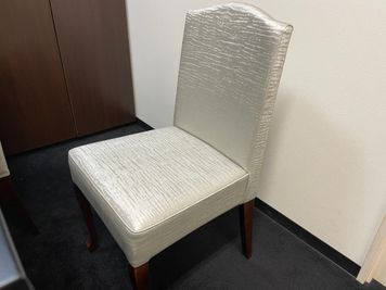 座り心地の良いお洒落なチェア - GRANDESK MEETING お洒落で落ち着いたミーティングルームの設備の写真