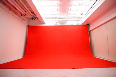 大型赤背景 - スタジオ 蒲田撮影スタジオ　「スタジオカプラ」Bスタジオの室内の写真