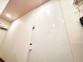 縦2.3m：横1mのホワイトボード - BULD新宿新大久保の設備の写真