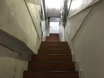 そのまま4階に上がっていただくとすぐにスタジオの入口があります。 - おおきにスタジオ 稽古・ダンス・歌・楽器演奏多目的利用可能スペースの入口の写真
