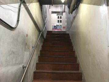 2階の踊り場に看板があります。 - おおきにスタジオ 稽古・ダンス・歌・楽器演奏多目的利用可能スペースの入口の写真