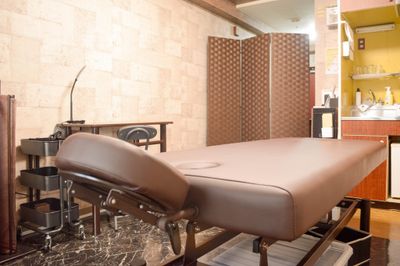 ハンドル式で簡単に昇降が出来る施術ベッドがあります。 - レンタルサロン「Farbe」 横浜・鶴見東口707号店の室内の写真