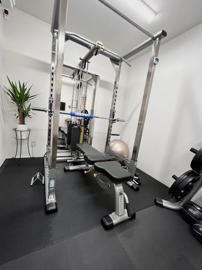 【横浜最安値1時間1,950円〜】安心快適の個室レンタルジム - エスリーバー横浜元町店