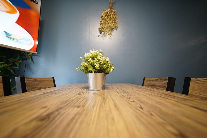 オレガノ高槻駅前🍃☕会議室 - JR高槻駅90秒！