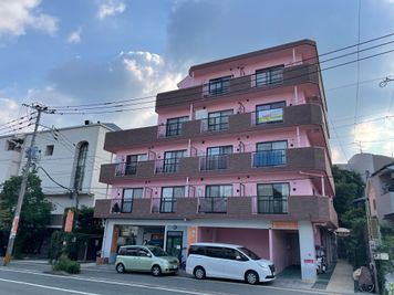 桜坂駅から、徒歩３分
ピンクの外観のマンションです - ネズバン桜坂502号 リラクゼーションサロン「ミモザの慶び」の外観の写真