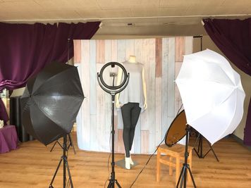 撮影用背景や照明機材もあります。（有料レンタル） - 【草加】レンタルスタジオ Serenita 個室スタジオの設備の写真