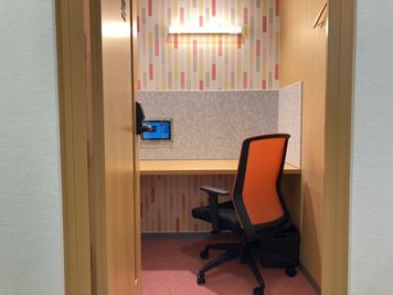 1人用個室(107)
ピンクの壁紙と北欧⾵な壁紙の個室 - いい部屋Space中村公園店 1人用個室Dの室内の写真