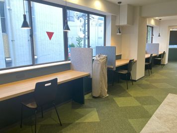 窓際のブース席はどなたでもご利用可能です。気分転換やお食事の際にご利用ください。 - いい部屋Space中村公園店 オープンスペース Bのその他の写真