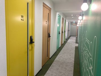 店内はカラフルなドアが印象的な明るい空間です。 - いい部屋Space中村公園店 1人用個室Bの設備の写真