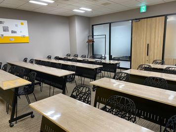 スクール形式36名護利用可能 Room-B｜Tsudoico 名古屋駅前店｜名古屋会議室 - 名古屋会議室 Tsudoico 名古屋駅前店 Room-Bの室内の写真