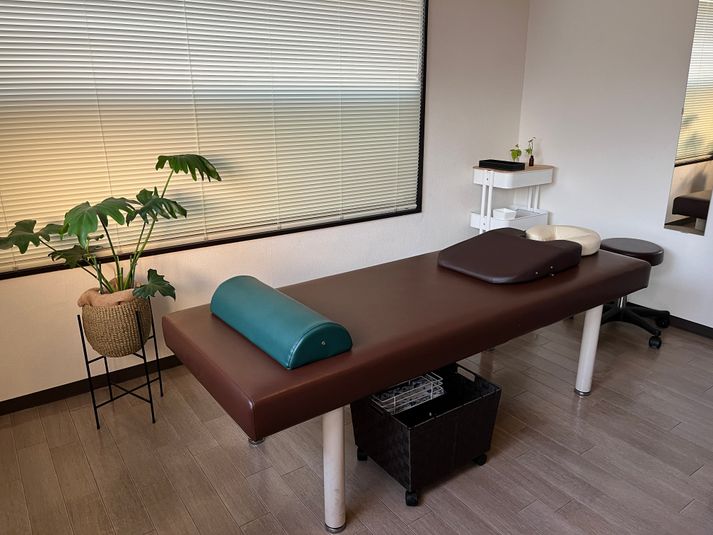 レンタルベッド（整体・足つぼ・フェイシャル・エステ） - ボディケアサロン「アロマの風」