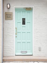 ティファニーブルーのビンテージのドア。イングランドから輸入の古いドアをリメイク。 - 心斎橋セラピースタジオ 心斎橋筋から10ｍの路面店の室内の写真