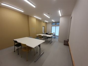 いい部屋STUDIO三島店✨ 約25㎡、テーブル・椅子あり、エアコン・Wi-Fi完備の最大12名までご利用可能なスペース🌟🌟 - いい部屋STUDIO三島店