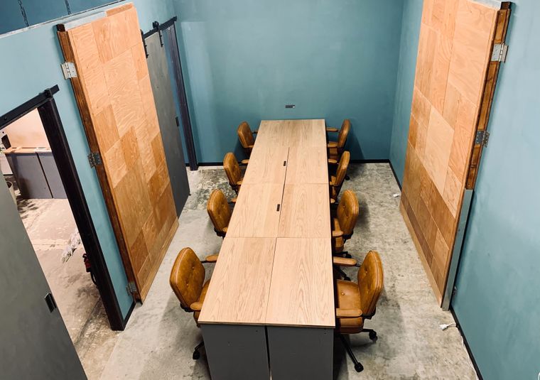8人分のテーブル・椅子が配置。(移動可能) - Attic cafe(アティックカフェ) レンタルスペースABの室内の写真