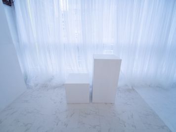 80cmと40cmの白いサイコロ。強度があるので腰掛けての撮影が可能。※飛んだり跳ねたりしないでください - 撮影スタジオDOLLY飯田橋1号店 白ホリと黒ホリで撮影できる希少な撮影スタジオの室内の写真