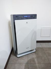 窓がございませんので、空気清浄機で換気しております。 - 貸会議室Asagaya 会議室１の設備の写真