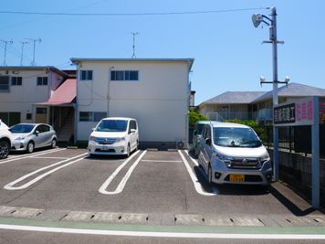 駐車場3台以上駐車する場合は、事前にご連絡ください。 - ナカジマハイツ 総和建工西焼津貸スペース、貸会議室、自習室の入口の写真