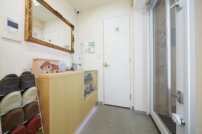 入って右手がトイレ - パンテサロン【横浜センター北駅前】🎹ピアノ📶WIFI 防音室Ｂ【駅前１分】🎵ピアノ《即決の入口の写真
